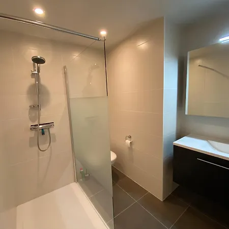 Coastal Duplex With Balcony, Cleaning Included דירה