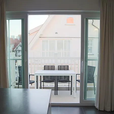 Coastal Duplex With Balcony, Cleaning Included דירה