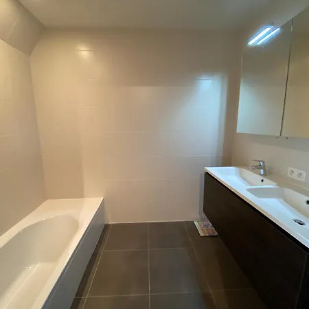 Coastal Duplex With Balcony, Cleaning Included דירה *