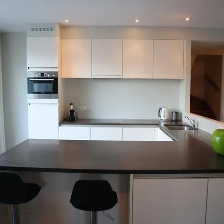 Coastal Duplex With Balcony, Cleaning Included דירה